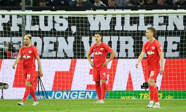Các cầu thủ RB Leipzig thất thểu rời sân sau trận thua thảm trên sân của M’gladbach