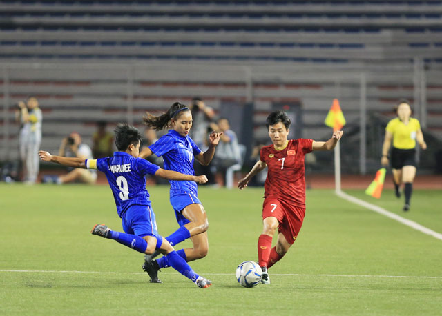ĐT nữ Thái Lan sẽ là đối trọng đáng gờm của ĐT nữ Việt Nam (phải) tại SEA Games 31 - Ảnh: ĐỨC CƯỜNG
