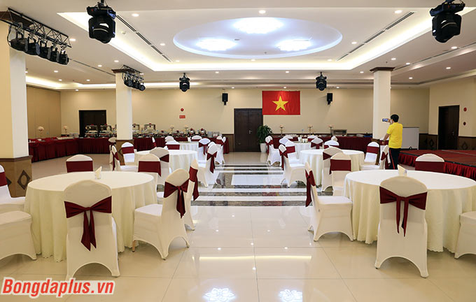 Phòng ăn của U23 Việt Nam được treo 1 lá cờ Tổ quốc - Ảnh: Đức Cường
