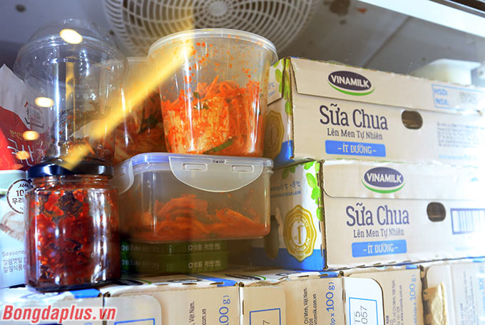 Tủ lạnh trong phòng ăn có cả kim chi lẫn sữa chua - Ảnh: Đức Cường