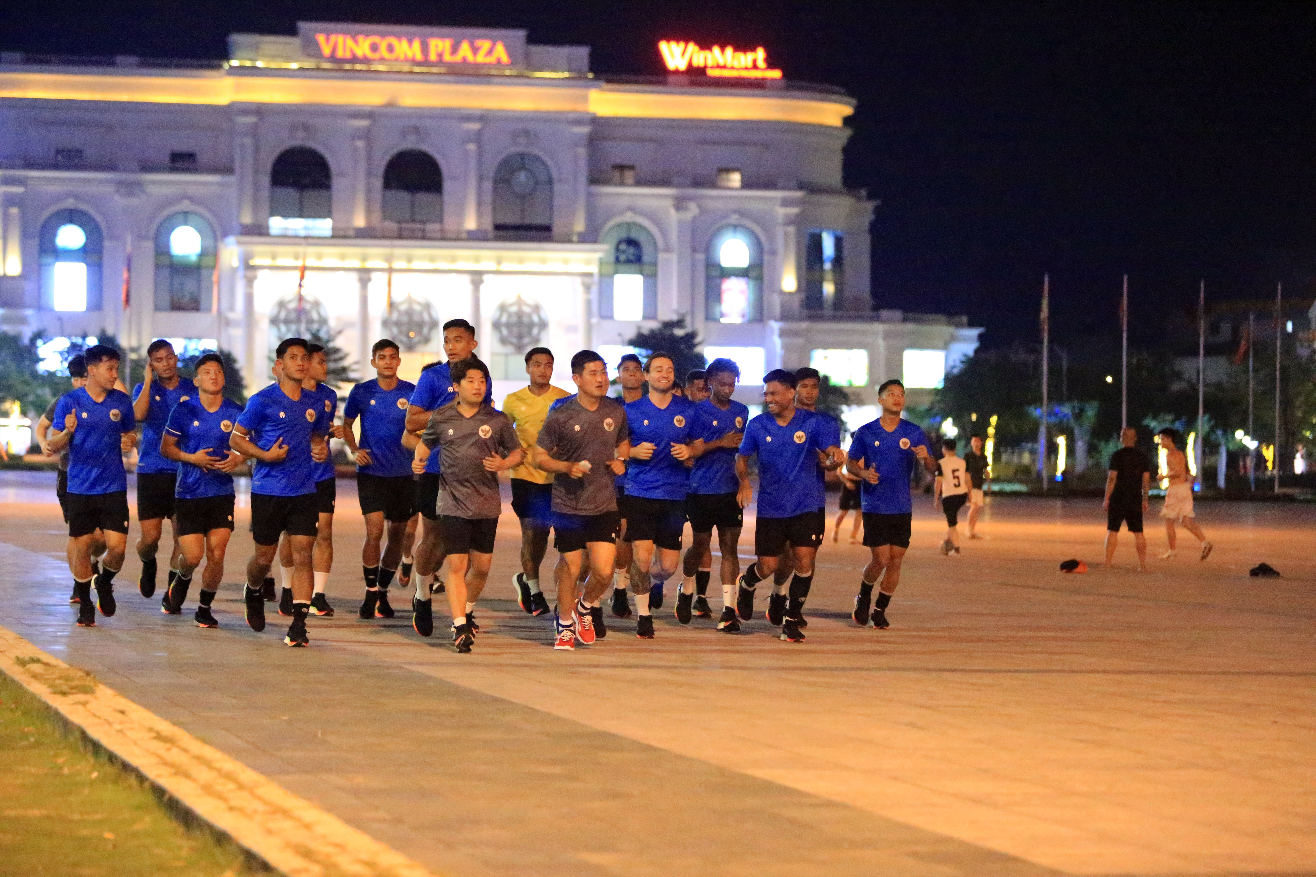 U23 Indonesia tập buổi đầu tiên trên sân bê tông của quảng trường Việt Trì - Ảnh: Đức Cường 