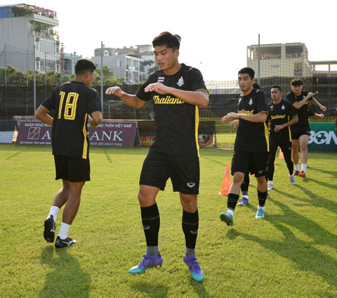 Cầu thủ Thái Lan khởi động làm quen sân và thời tiết ở Nam Định