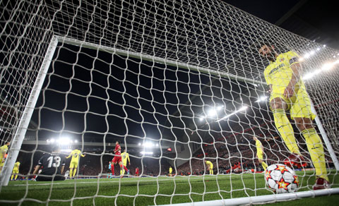 2 bàn thắng ngay trong hiệp 1 là không đủ để Villarreal (áo vàng) tạo nên màn ngược dòng trước Liverpool