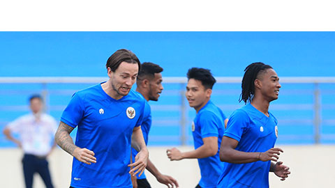 Ronaldo Indonesia cùng cầu thủ nhập tịch Hà Lan hào hứng tập trên sân huyện Việt Nam