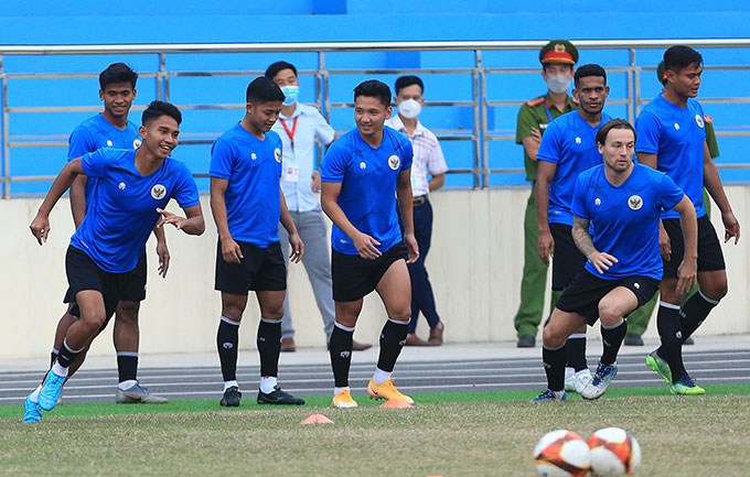 Các cầu thủ U23 Indonesia tỏ ra khá thoải mái, họ liên tục cười đùa, hò hét trêu nhau trong khi khởi động 