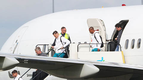 Dàn sao Man City buồn bã trở lại Anh, chuẩn bị cho trận gặp Newcastle Dàn sao Man City buồn bã trở lại Anh, chuẩn bị cho trận gặp Newcastle