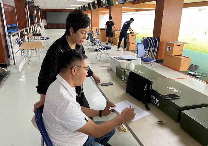 HLV Nguyễn Thị Nhung và Hoàng Xuân Vinh đang tính toán số đạn tập cho các tuyển thủ. Ảnh: Tuấn Thành