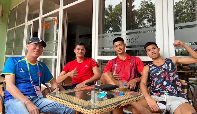 Tác giả trò chuyện cùng các nam tuyển thủ điền kinh Việt Nam. Ảnh: Tuấn Thành