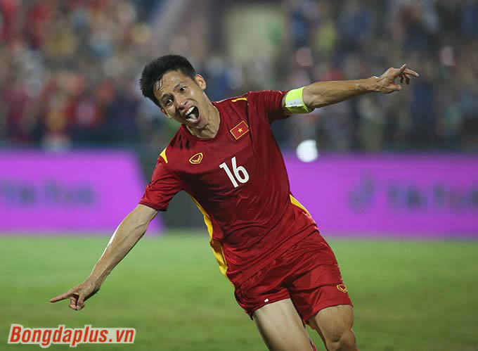 Hùng Dũng là cầu thủ đặc biệt nhất của bóng đá Việt Nam khi tham dự 2 kỳ SEA Games liên tiếp với tư cách cầu thủ quá tuổi 
