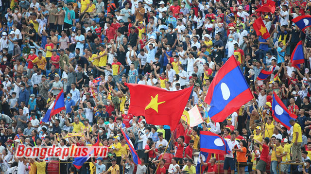 Khán giả Việt Nam cổ vũ nhiệt tình cho U23 Lào - Ảnh: Minh Tuấn