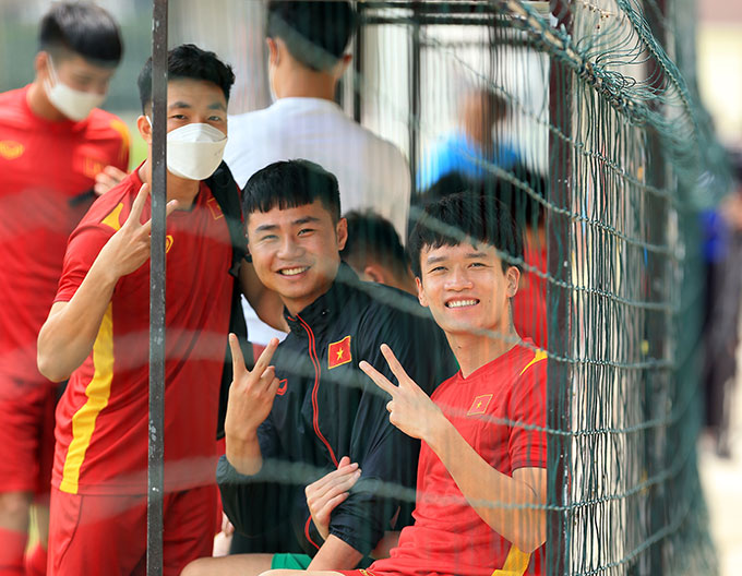 Chiến thắng mở màn 3-0 trước U23 Indonesia giúp tinh thần của các cầu thủ U23 Việt Nam khá tươi vui, thoải mái. Họ không ngần ngại tạo dáng để truyền thông chụp ảnh