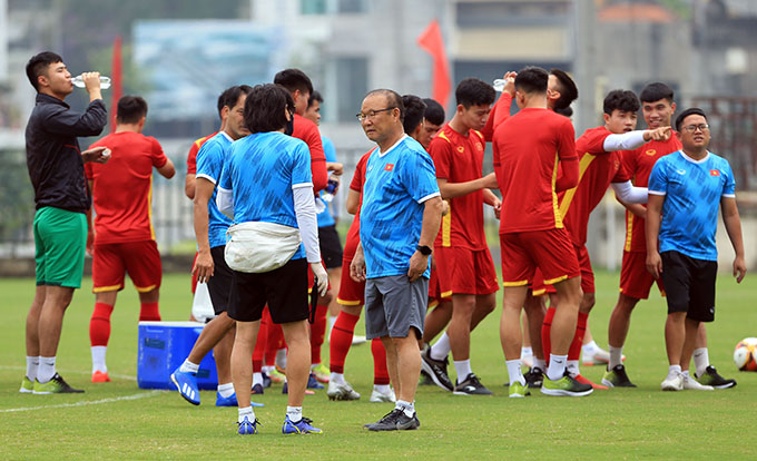 HLV Park Hang Seo đã có những trao đổi riêng với bác sỹ Choi Ju Young. Ở trận đấu với U23 Indonesia, U23 Việt Nam đã có một số cầu thủ dính chấn thương nhẹ như trường hợp của Hoàng Anh và Văn Tùng. Tuy nhiên, 2 cầu thủ này đều có thể ra sân trong buổi tập trưa nay cùng toàn đội  