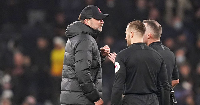HLV Juergen Klopp (bìa trái) phàn nàn với tổ trọng tài sau khi Liverpool bị Tottenham chia điểm ngay trên sân nhà
