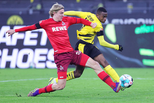 Moukoko (phải) đang được Dortmund rao bán với giá 15 tới 20 triệu euro