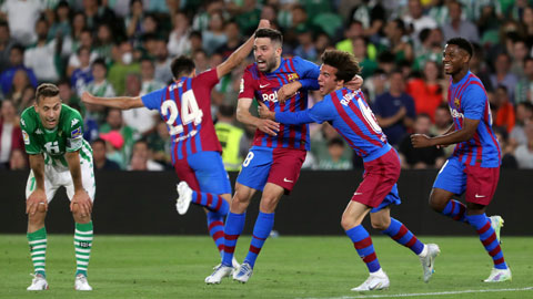 Jordi Alba (giữa) ăn mừng bàn thắng ở phút 90+4, giúp Barca đánh bại Betis