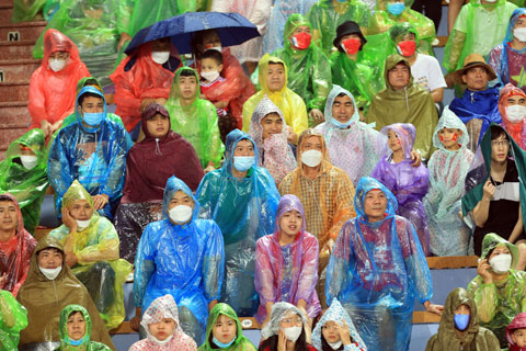Bất chấp cơn mưa rào trút xuống sân Việt Trì, 4 bề khán đài vẫn đầy ắp cổ động viên - Ảnh: Đức Cường