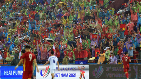 Tình cảm của người hâm mộ trên sân Việt Trì (Phú Thọ): Có hề chi, mưa lớn!