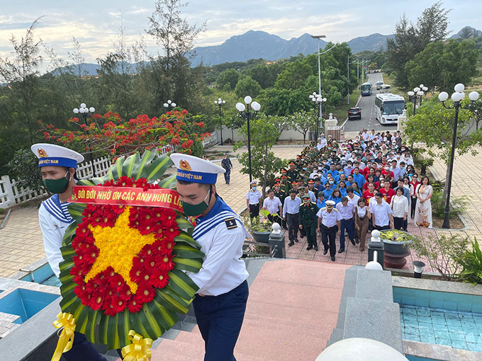 Đoàn công tác số 7 dâng hương tưởng niệm các Anh hùng Liệt sĩ tại Đài liệt sĩ tù Chính trị Cam Ranh