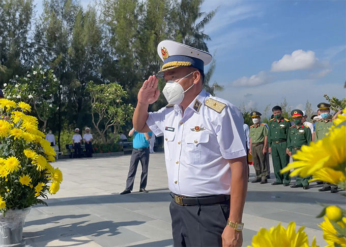 Chuẩn đô đốc Phạm Văn Quang, Phó Chủ nhiệm Chính trị Hải quân, Trưởng đoàn công tác số 7 thắp hương tưởng niệm