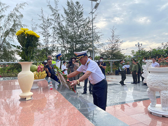 Chuẩn đô đốc Phạm Văn Quang, Phó Chủ nhiệm Chính trị Hải quân, Trưởng đoàn công tác số 7, đặt vòng hoa tưởng niệm