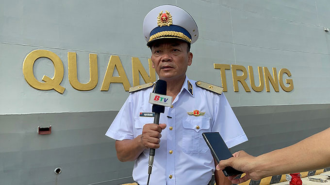 Chuẩn đô đốc Phạm Văn Quang, Phó Chủ nhiệm Chính trị Hải quân, Trưởng đoàn công tác số 7, trả lời phỏng vấn báo đài