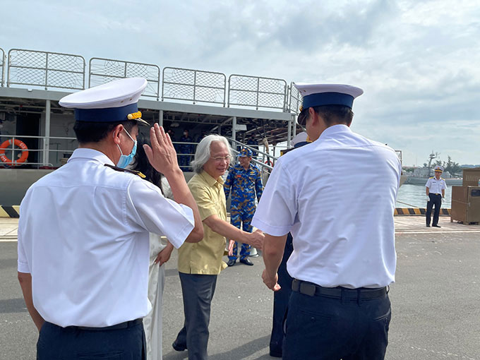 Nguyên Tổng Biên Tập Tạp chí Bóng Đá, Nguyễn Văn Phú thăm hỏi các chiến sỹ Hải quân
