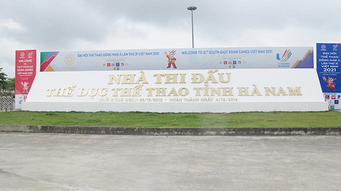 Nhà thi đấu TDTT tỉnh Hà Nam cách trung tâm Phủ Lý khoảng 4 km
