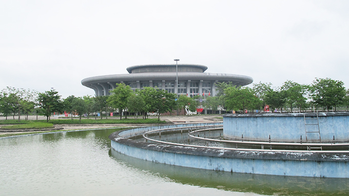 Khuôn viên nhà thi đấu được trồng cây xanh phủ bóng, xây dụng hồ nước nên đem đến cảm giác thân thiện với môi trường