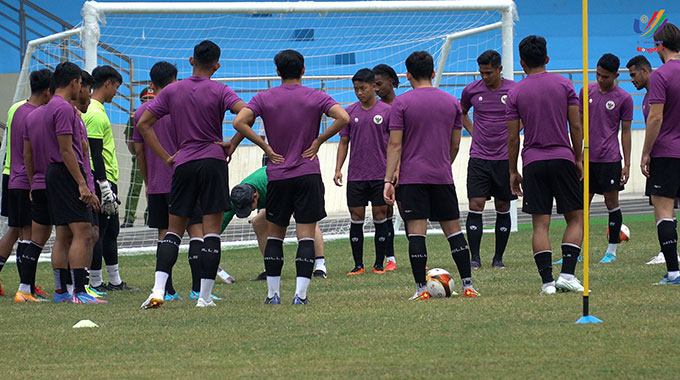 Chiều ngày 9/5, U23 Indonesia đã có buổi tập trên sân Tam Nông để chuẩn bị cho lượt trận thứ 2 gặp U23 Timor Leste. Trước khi buổi tập diễn ra, HLV Shin cùng các học trò đã bắt gặp một chú cóc đi lạc vào trong sân cỏ