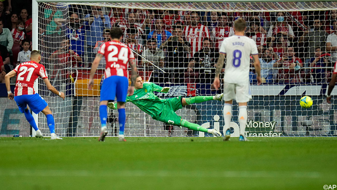 Carrasco ghi bàn duy nhất của trận đấu Atletico vs Real Madrid trên chấm 11m