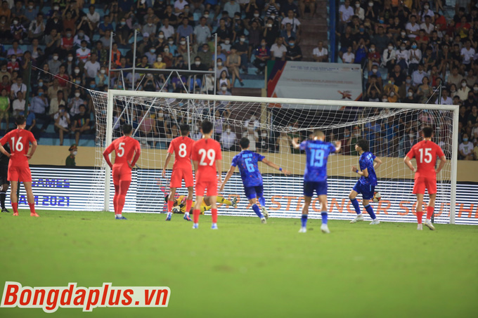 Davis mở tỷ số trận U23 Thái Lan vs U23 Singapore trên chấm phạt đền
