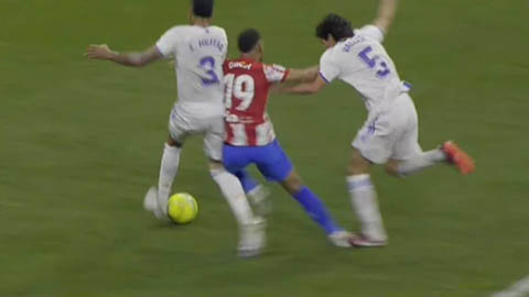 Real Madrid bị phạt penalty oan ở trận thua Atletico