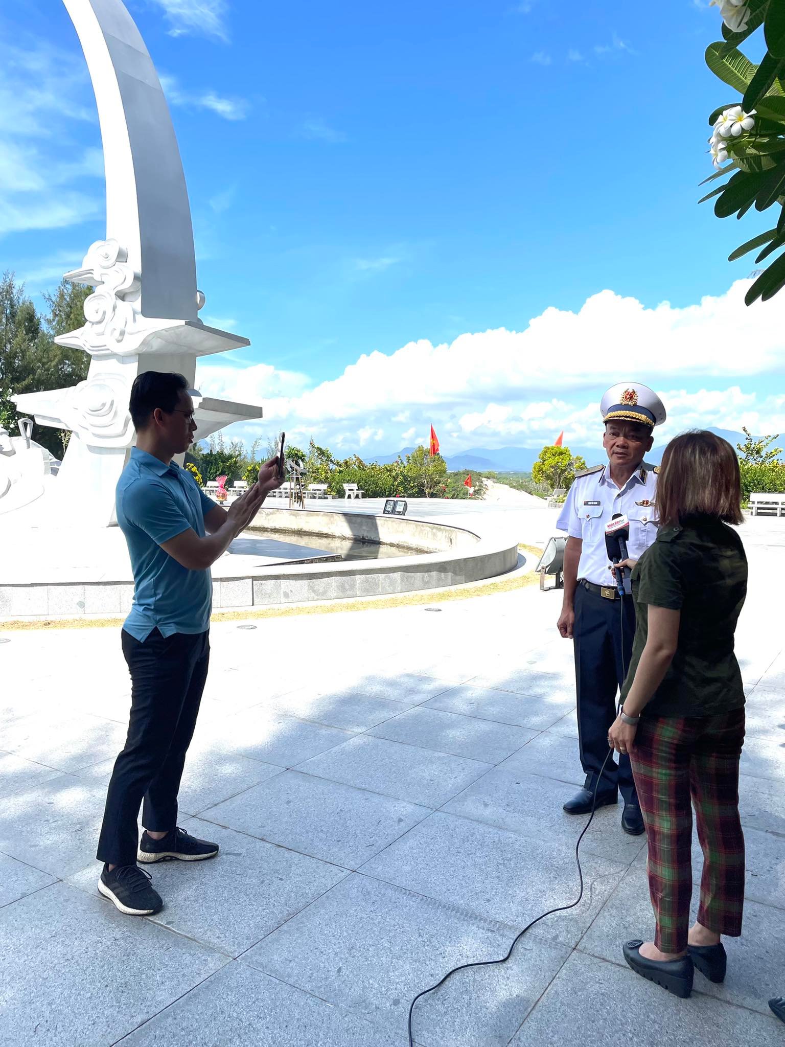  Chuẩn đô đốc Phạm Văn Quang, Phó Chủ nhiệm Chính trị Hải quân trả lời phỏng vấn trong chuyến công tác