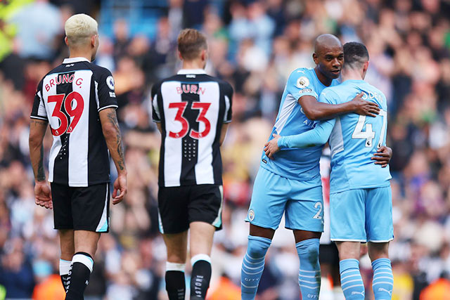 Các cầu thủ Newcastle (áo sọc) ngơ ngác nhìn đối thủ Man City… ở đẳng cấp khác