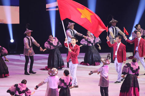 Vũ Thành An cầm cờ cho đoàn Việt Nam tại SEA Games 30 	Ảnh: MINH TUẤN
