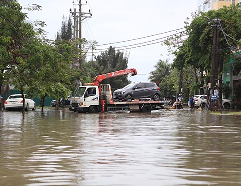 Nhiều tuyến đường bị tê liệt vì mưa gây ngập khiến các phương tiện phải cầu cứu xe cứu hộ - Ảnh: Phan Tùng