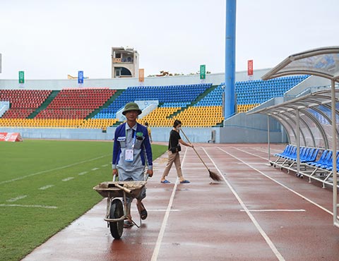 Việc dọn dẹp được kết thúc lúc 16h00 để kịp cho việc tổ chức 2 trận đấu diễn ra vào tối nay trên sân Cẩm Phả - Ảnh: Phan Tùng