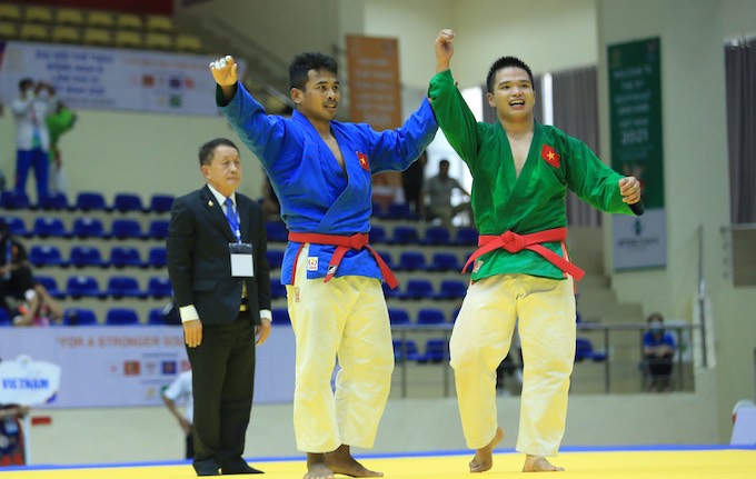 Trần Thương và đồng đội sau trận chung kết nội bộ hạng 90kg - Ảnh: Đức Cường