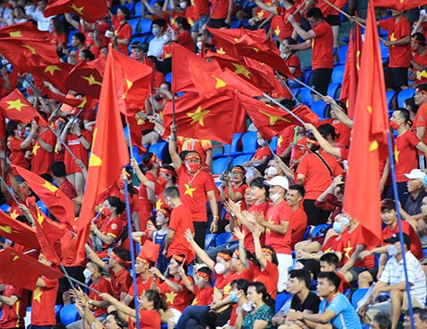 Sân Cẩm Phả cực nóng khi ĐT nữ Việt Nam ra sân thi đấu - Ảnh: Phan Tùng