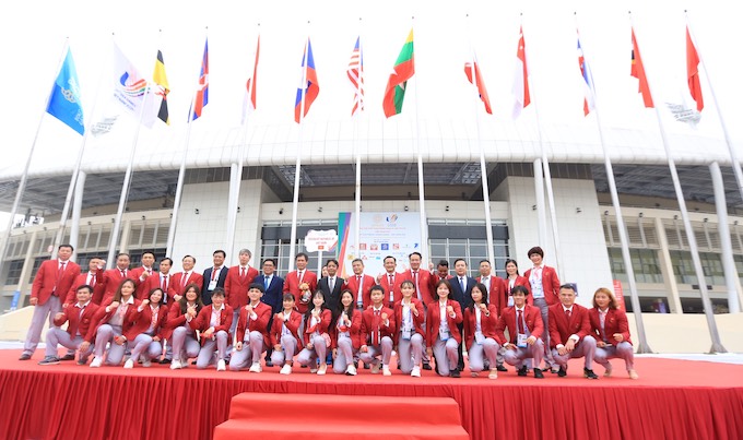 Các thành viên đoàn Việt Nam tham dự lễ thượng cờ. Ảnh: Minh Tuấn