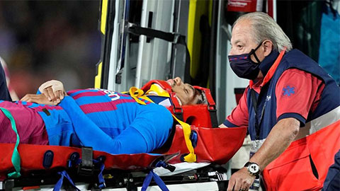 Chấn thương kinh hoàng. hậu vệ Barcelona nhập viện khẩn cấp