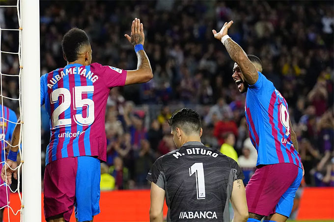 Aubameyang đóng góp cú đúp bàn thắng vào thắng lợi của Barca