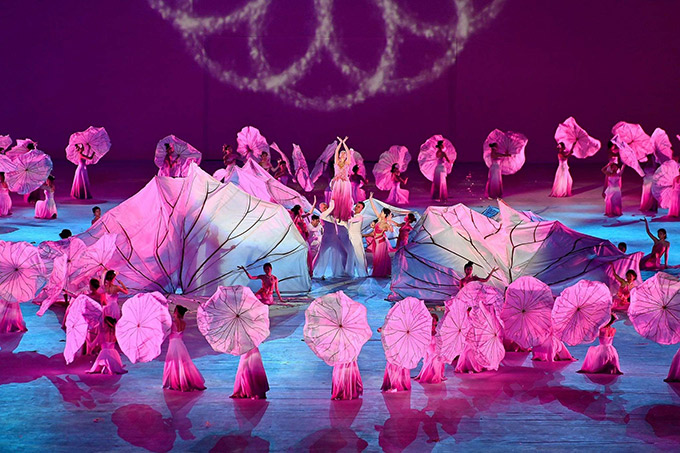 Tiết mục hồn sen Việt với sự tham gia biểu diễn của hàng trăm nghệ sĩ múa.