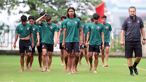 Đội hình chính U23 Myanmar tập luyện bằng chân đất trước ngày đấu U23 Việt Nam