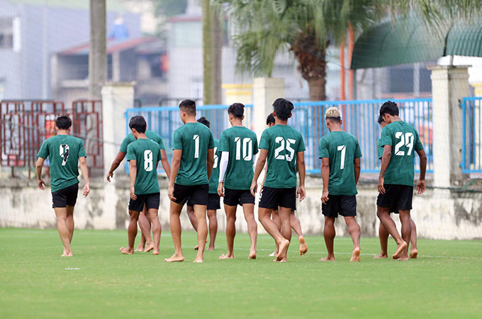 Điều đặc biệt nhất ở buổi tập chiều ngày 11/5 là việc các cầu thủ U23 Myanmar đi chân đất để thả lỏng. Đây là sự khác biệt hoàn toàn so với những buổi tập thả lỏng thông thường của các đội bóng khác 