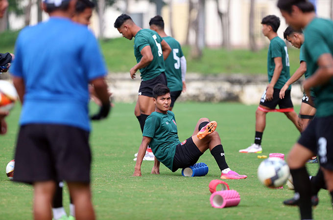 Nhóm cầu thủ dự bị của U23 Myanmar cũng tập nhẹ, giãn cơ 