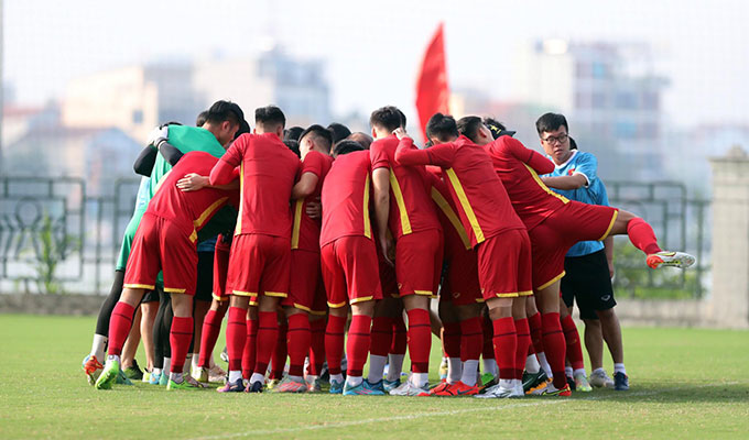 Chiều ngày 11/5, U23 Việt Nam có buổi tập trên phụ Việt Trì để chuẩn bị cho trận đấu gặp U23 Myanmar vào ngày 13/5 tới. Trước khi buổi tập diễn ra, toàn đội chụm đầu lại cùng đồng thanh hô quyết tâm 