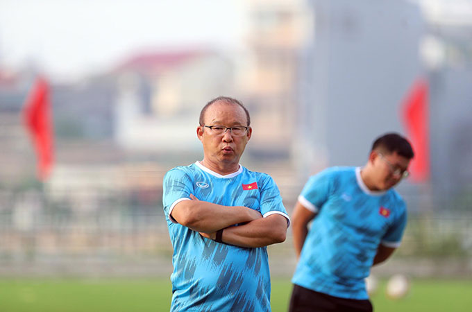 HLV Park Hang Seo trầm tư quan sát các học trò tập luyện. Nhà cầm quân người Hàn Quốc hiểu rõ tầm quan trọng trận gặp U23 Myanmar sắp tới như thế nào 