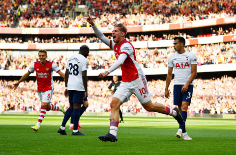 Đang có phong độ cao, Arsenal (áo sẫm) sẽ lấy trọn 3 điểm trên sân của Tottenham