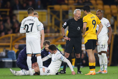 Laporte dính chấn thương đầu gối sau pha va chạm với tiền đạo Raul Jimenez của Wolves